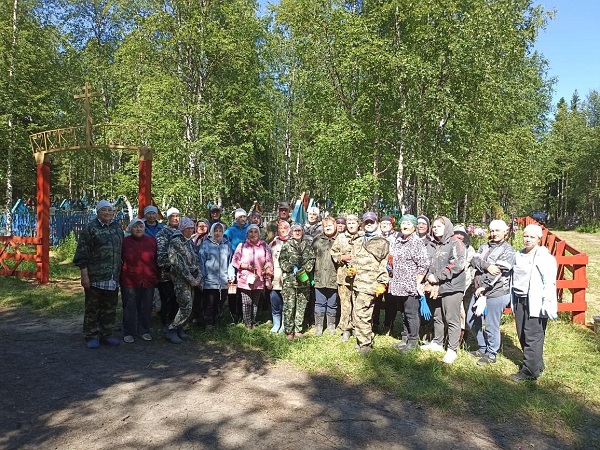 20 июля жители посёлка Новый Бор приняли участие в важном и благородном деле — покраске забора кладбища..